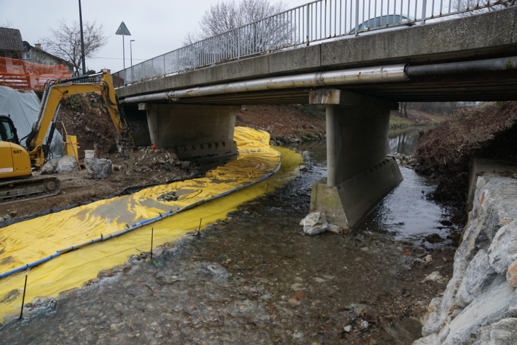 Batardeau Water-Gate passant entre les piles d’un pont avec courant accéléré au Mali Graben à Ljubljana